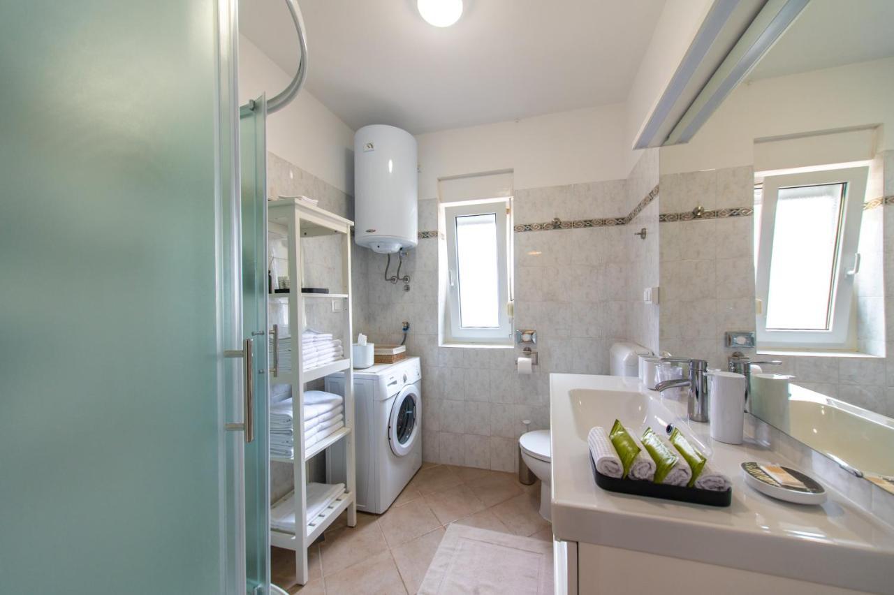 Apartment Axelle 50 Meters To The Beach Banjole Bagian luar foto